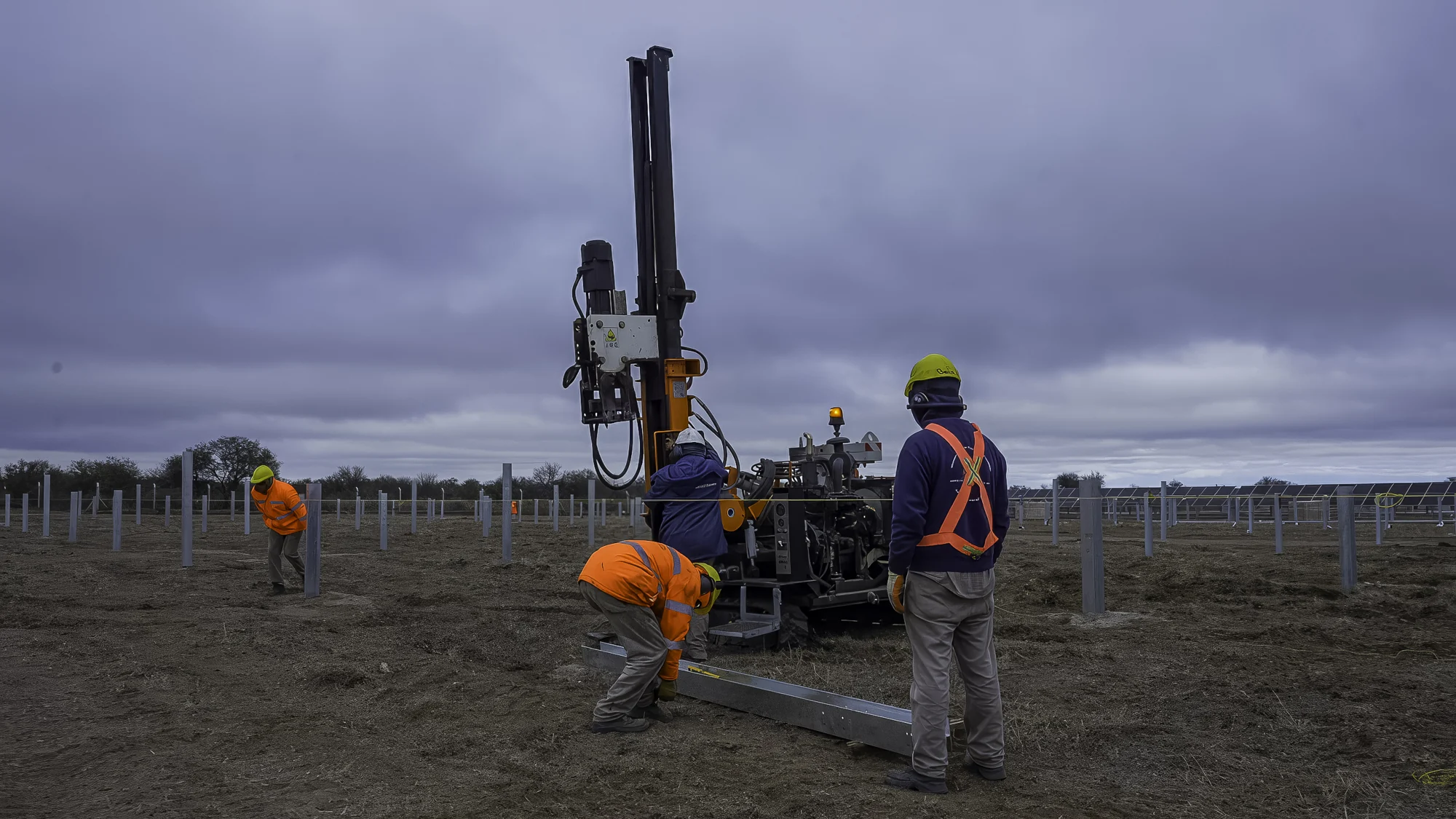 Máquina de hincado y operarios trabajando en el terreno