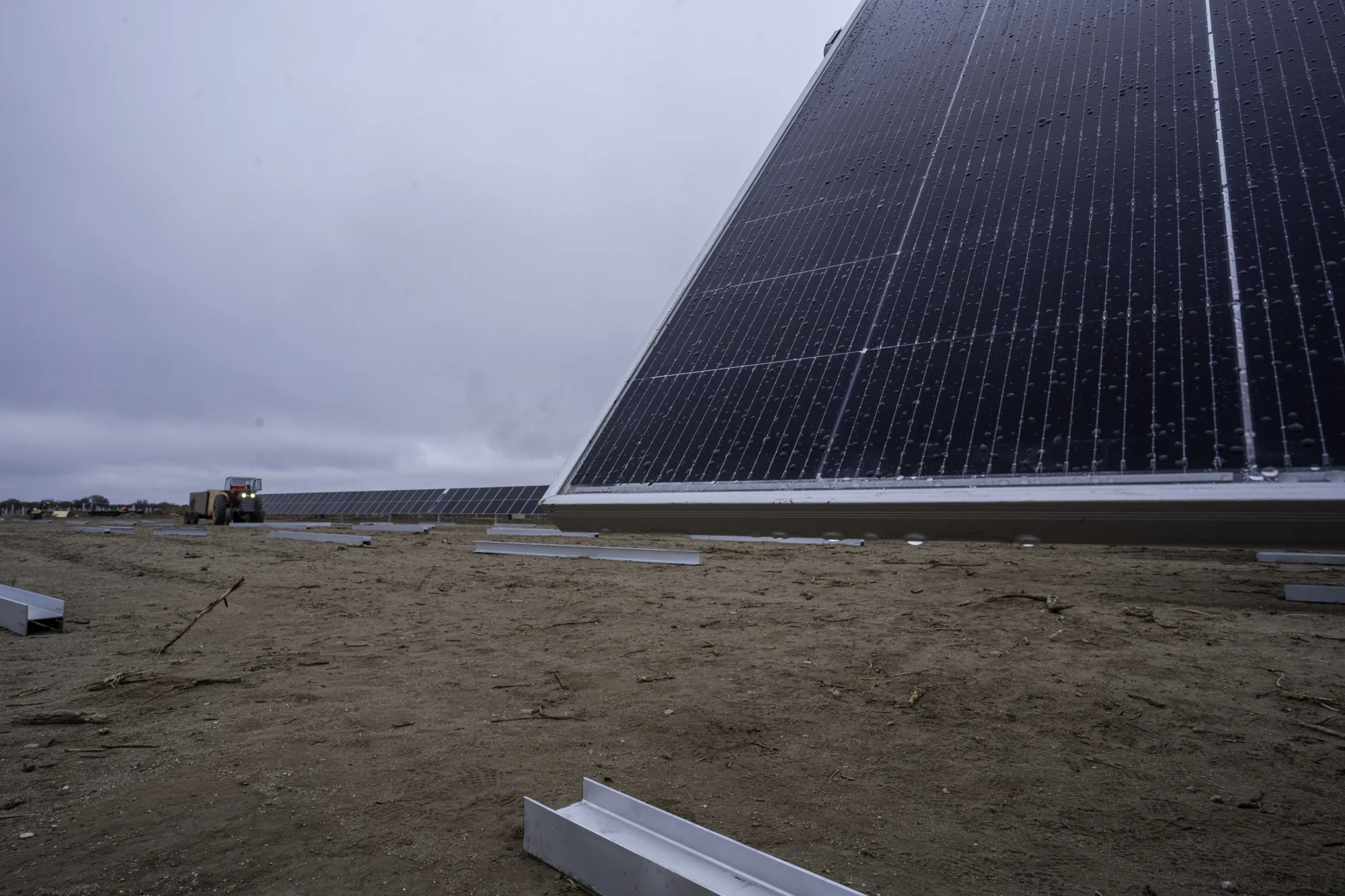 Detalle de módulo solar sobre estructura de seguimiento