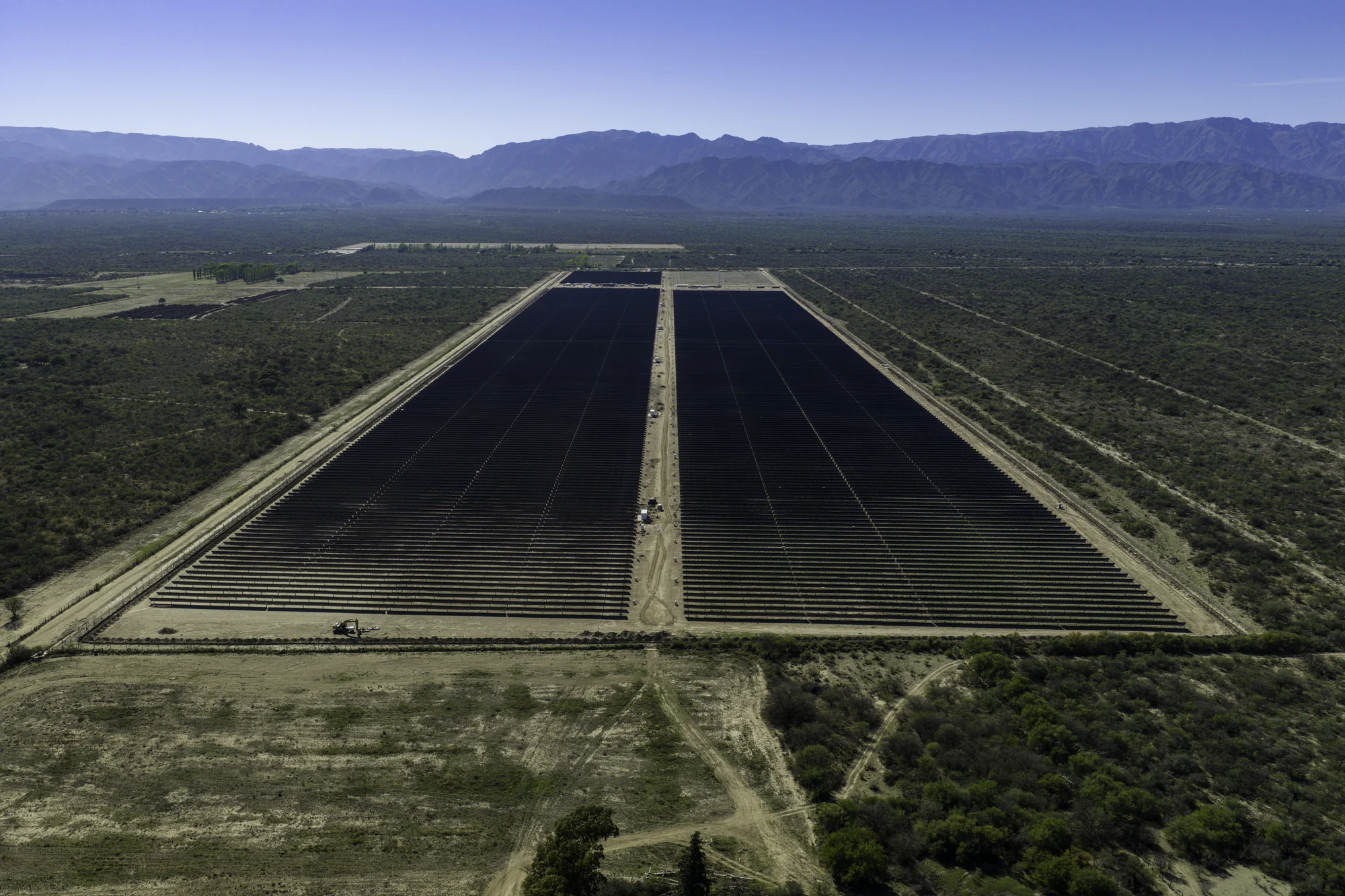 Vista aérea de las filas del Parque Solar Calicanto con la sierra de San Luis al fondo.