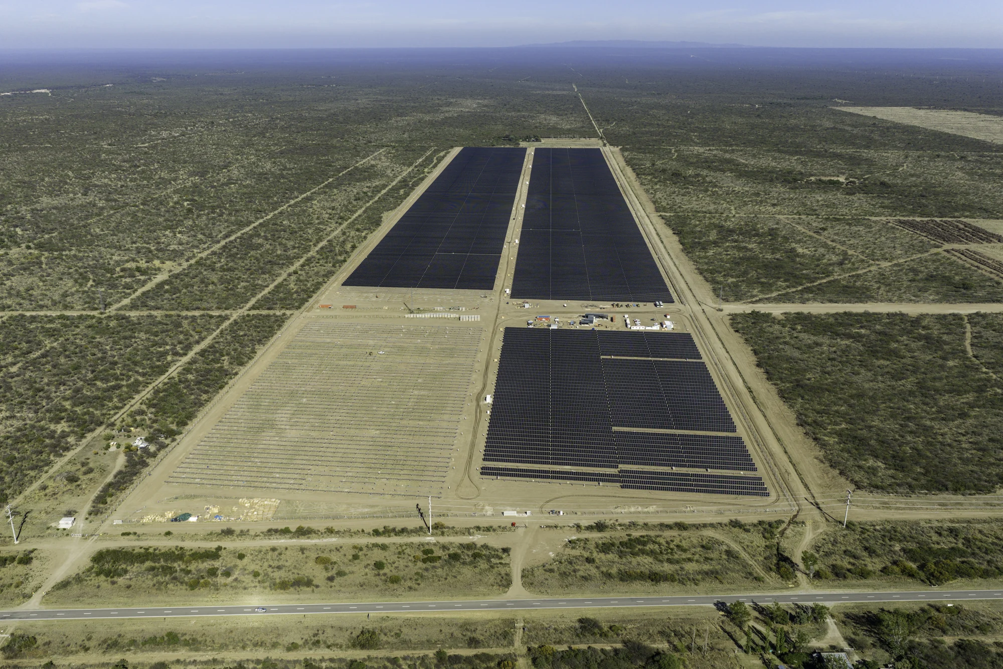 Vista aérea elevada de Calicanto con sectores solares instalados y otras áreas del predio en montaje.