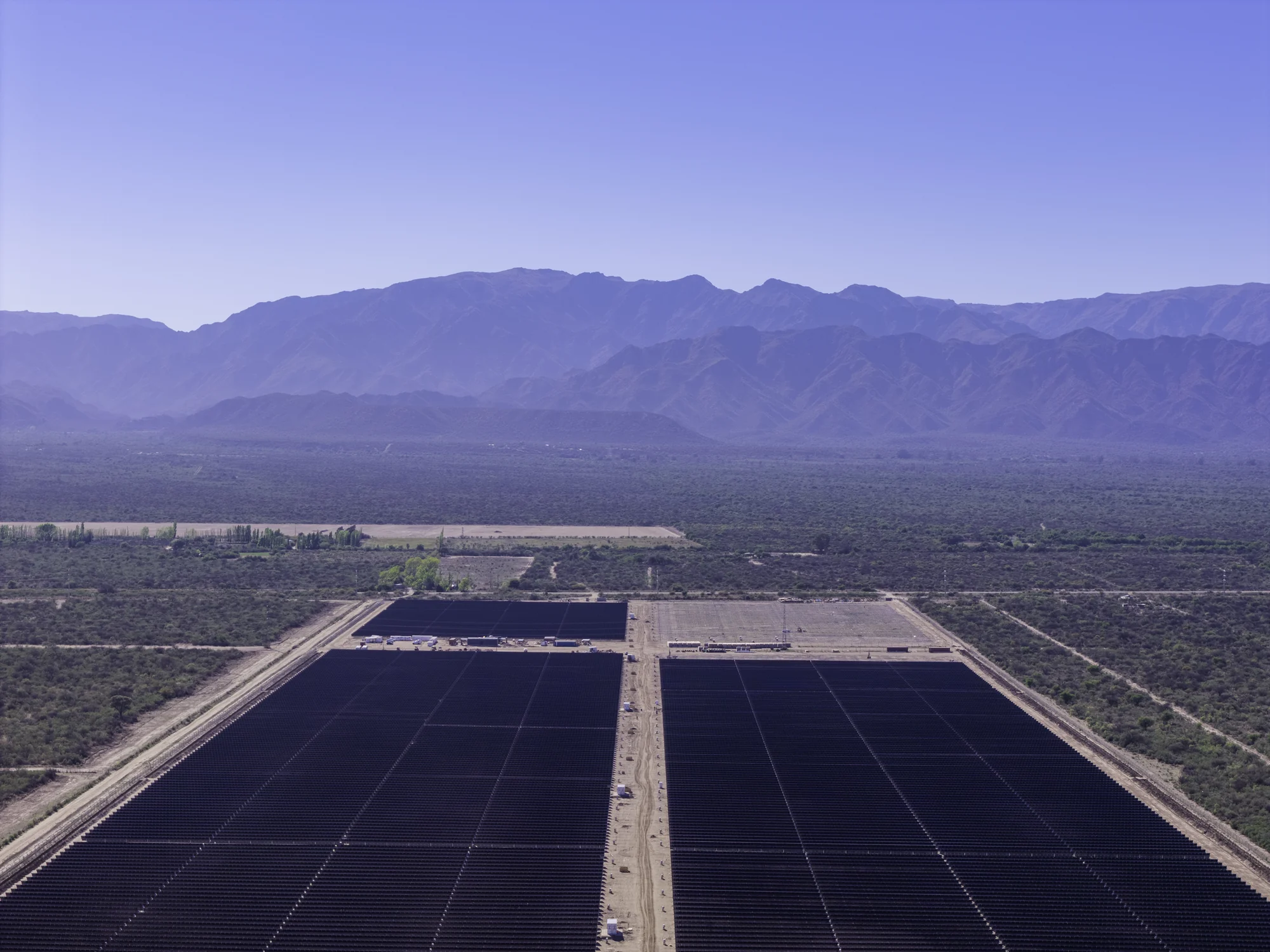 Detalle aéreo del extremo del parque Calicanto, con las sierras en el horizonte.