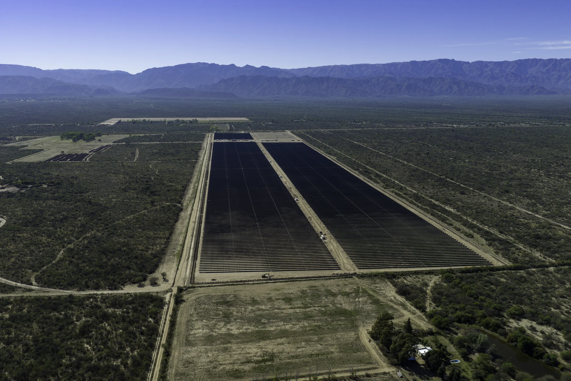 Vista panorámica aérea del Parque Solar Calicanto y su entorno natural en San Luis.